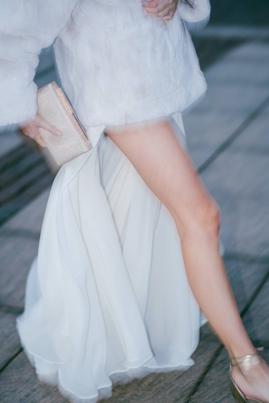 Die moderne Braut trägt Brautaccessoires im Metallic-Look.