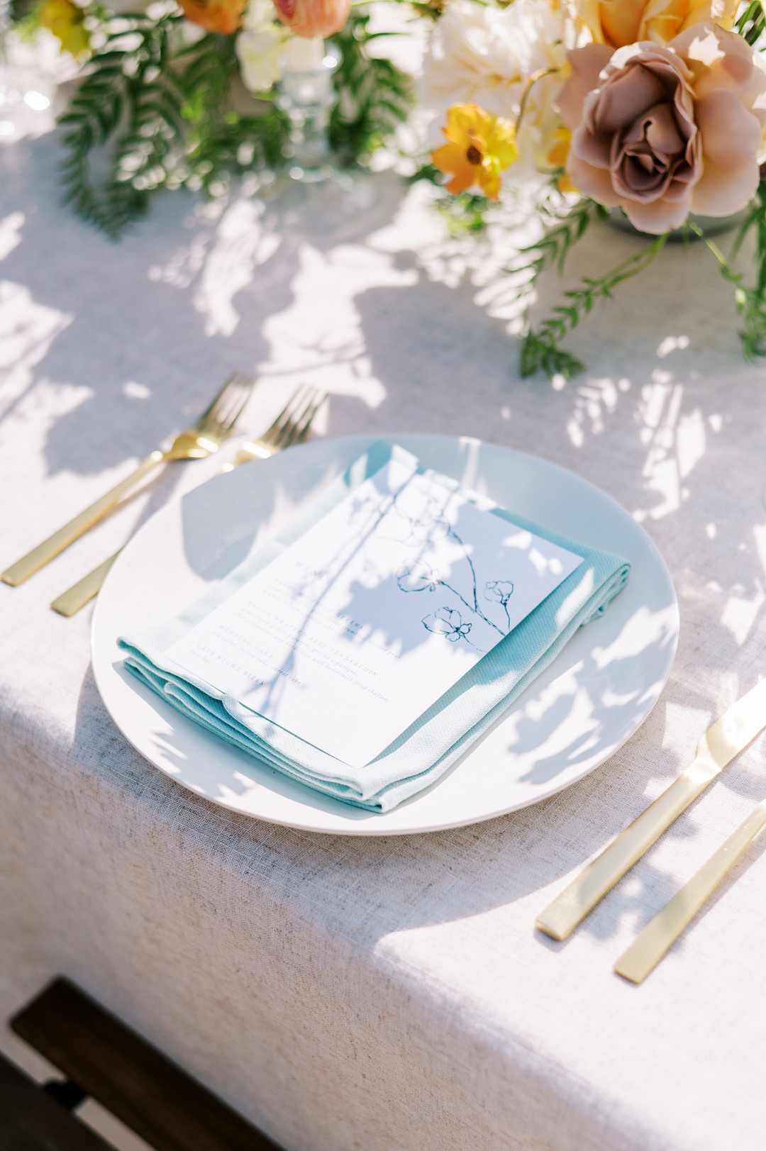 Kräftige Farben in der Tischdeko passen wundervoll zu Papeterie in Blau.