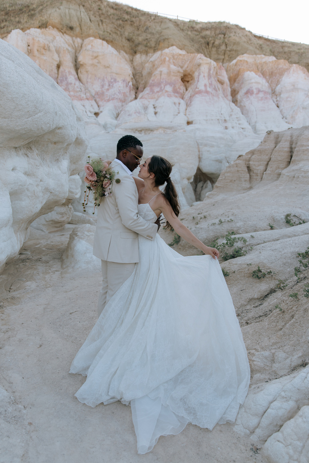 Ein Brautkleid mit langer Schleppe macht sich auf Fotos besonders gut