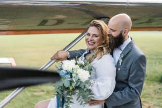 Zusammen auf dem Flugplatz | Hochzeitsfotograf Marcel Helfert